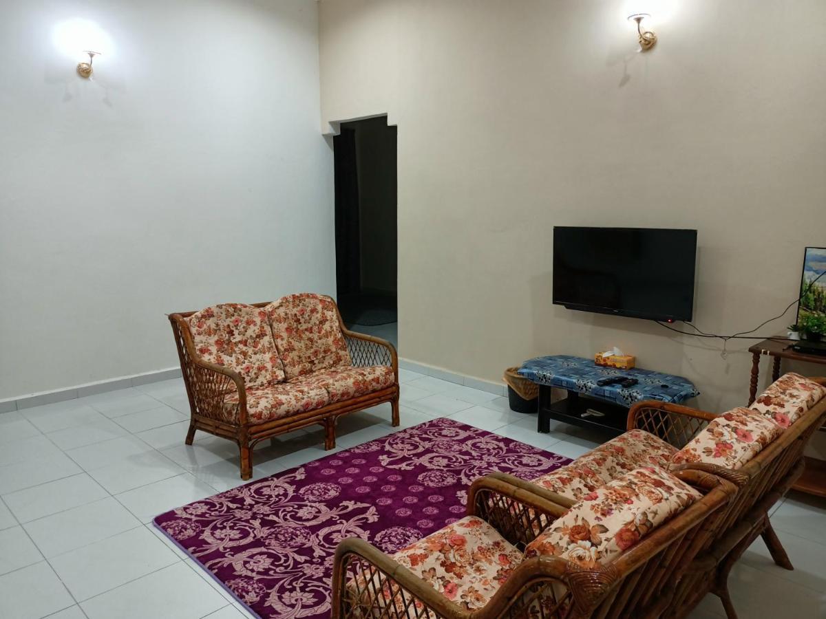 Ummi'S Homestay Kuala Besut Kampong Baru エクステリア 写真