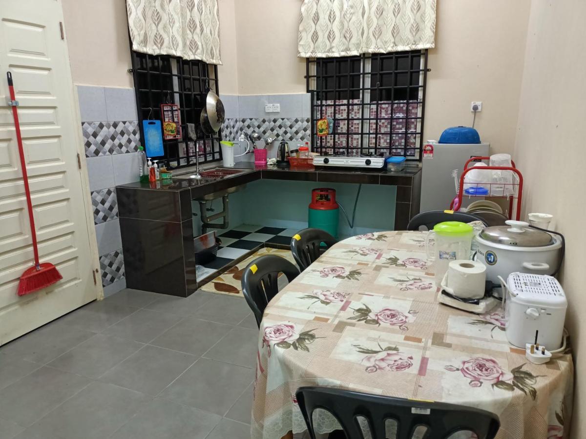Ummi'S Homestay Kuala Besut Kampong Baru エクステリア 写真